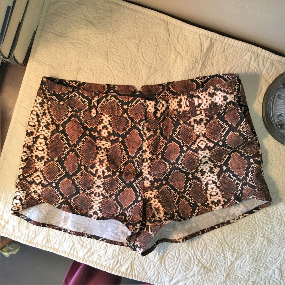 BCBG MAXAZRIA "Phillipa" Print Short (Tart Combo)     SMALL - Picture 3 of 16